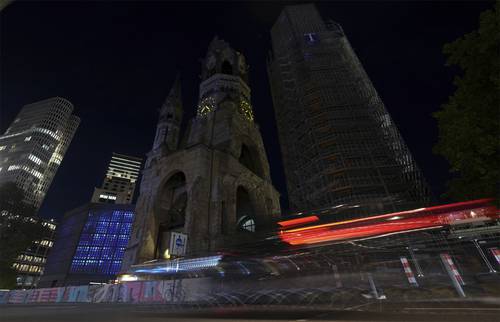 La iluminación de la iglesia Memorial Kaiser Wilhelm en Berlín se apaga para ahorrar energía.