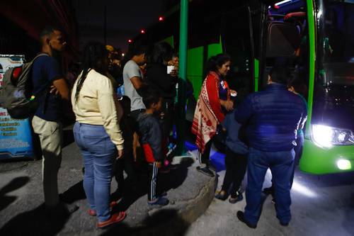 Migrantes abordan autobuses en la Terminal del Norte rumbo a Chihuahua.