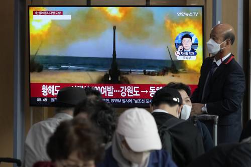 Corea del Norte disparó un misil balístico y cientos de proyectiles de artillería hacia sus aguas orientales; también envió aviones de combate cerca de la frontera con Corea del Sur, avivando la animosidad generada por sus recientes pruebas armamentísticas. El presidente sudcoreano, Yoon Suk-yeol, indicó que las provocaciones se están volviendo “indiscriminadas”, pero apuntó que su país tiene una enorme capacidad de lanzar represalias que pueden disuadir, hasta cierto punto, a Pyongyang de llevar a cabo un ataque real. En la imagen, en una estación de trenes de Seúl, transmisión del ejercicio militar televisado.