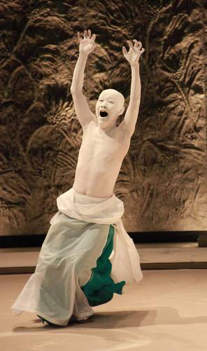 La compañía de danza butoh Sankai Juku se presentará este fin de semana en el Auditorio del Estado de Guanajuato y el siguiente en el Palacio de Bellas Artes, en la Ciudad de México. En la imagen, aspecto de la pieza Meguri que escenificaron en la Casa de la Danza de Lyon, Francia, en 2015.