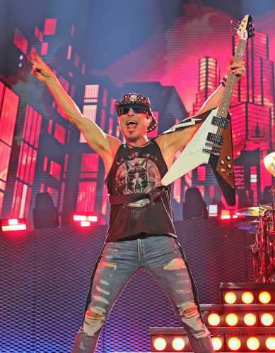 El guitarrista Rudolf Schenker, de Scorpions, durante un concierto de la gira Rock Believer de la banda, en Las Vegas, Nevada.