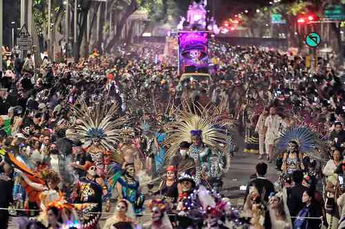 Cientos de personas se congregaron en Reforma, avenida Juárez y el Zócalo para presenciar el desfile de catrinas y catrines alusivo a las celebraciones del Día de Muertos.