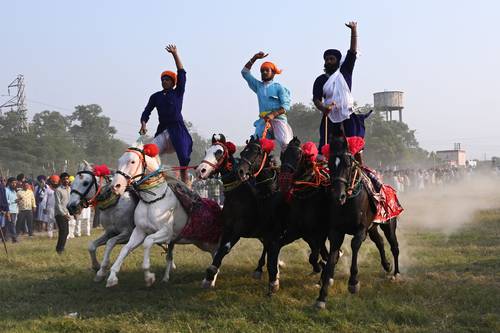 Guerreros sijs de la orden armada de Nihang, durante la celebración de la procesión religiosa Mohalla por el Fateh Divas (Día de la Victoria) en Amritsar (India).