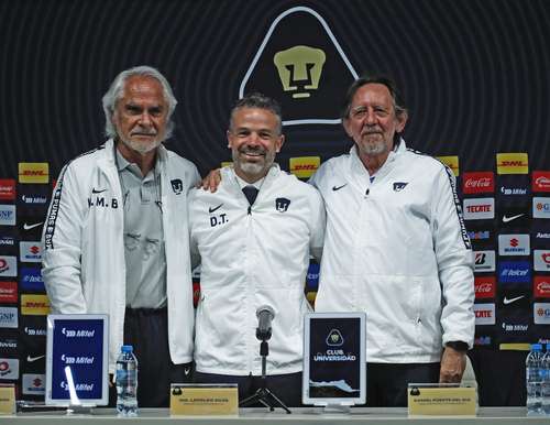 Miguel Mejía Barón, vicepresidente deportivo; el nuevo técnico, Rafael Puente, y Leopoldo Silva, presidente del club, ayer durante la presentación.
