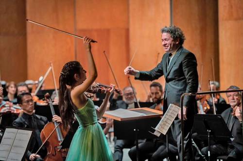 En el Teatro Juárez, como parte de las actividades de la edición de oro del Festival Internacional Cervantino, la violinista María Duarte interpretó con destreza la pieza de Ortiz, la cual fue comisionada por la Filarmónica de Los Ángeles. Después de este estreno, el músico venezolano dirigió Titán, de Gustav Mahler.