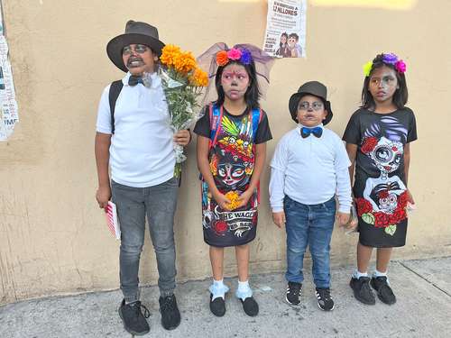 Como parte de las festividades del Día de Muertos, en México los niños se disfrazan en esta semana para ir a sus escuelas y honrar así a sus difuntos.