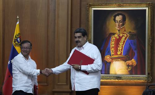 El mandatario venezolano, Nicolás Maduro (derecha) y el presidente Gustavo Petro en el Palacio Presidencial de Miraflores. Petro invitó a su homólogo a reconsiderar la reintegración de Venezuela al Sistema Interamericano de Derechos Humanos.