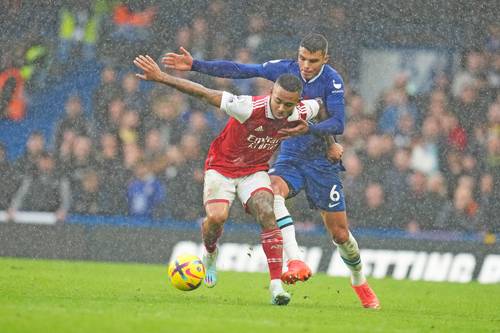 Con gol del brasileño Gabriel (de rojo), el Arsenal se impuso 1-0 ante el Chelsea y conserva el liderato en la liga Premier.