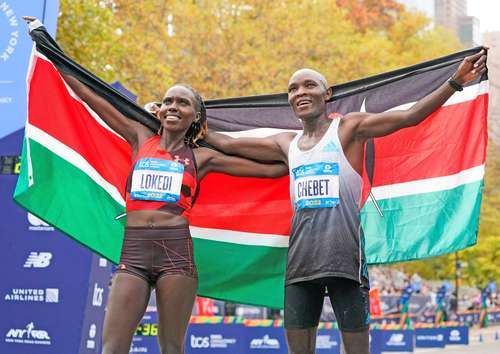 Los kenianos son los reyes de la larga distancia. En la imagen, los debutantes Lokedi y Chebet, respectivos campeones femenil y varonil en Nueva York.