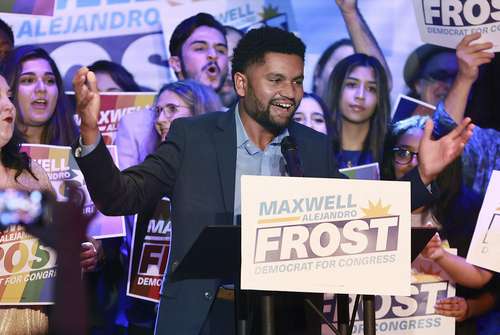 El candidato demócrata por el décimo distrito del Congreso de Florida, Maxwell Frost, celebró ayer la victoria con sus seguidores en la ciudad de Orlando. Con 25 años, será el diputado más joven.