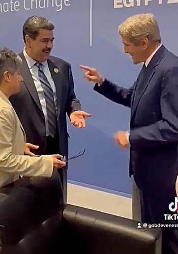 John Kerry, el enviado especial presidencial de Estados Unidos para el clima, y el presidente venezolano, Nicolás Maduro (a la izquierda), conversaron ayer brevemente, pese a que Washington no reconoce al mandatario del país sudamericano desde el 23 de enero de 2019. El encuentro ocurrió en la Conferencia de Naciones Unidas sobre el Cambio Climático, que se desarrolla en Egipto.