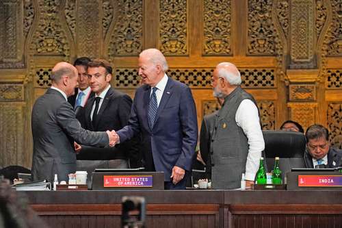Los presidentes Joe Biden, de Estados Unidos, y Emmanuel Macron, de Francia; el canciller federal alemán, Olaf Scholz, y el premier de India, Narendra Modi, al encontrarse este martes en la cumbre del G-20.
