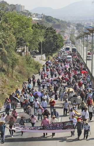Más de mil maestros de la Coordinadora Estatal de Trabajadores de la Educación en Guerrero, acompañados por otras secciones de la CNTE, marcharon ayer del Parador del Marqués de la Autopista del Sol México-Acapulco, en Chilpancingo, al municipio de Iguala.
