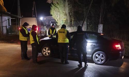 Oficiales de policía inspeccionan un depósito de granos en el poblado de Przewodów, en el este de Polonia, donde el Ministerio de Relaciones Exteriores aseguró que un misil de fabricación rusa cayó y mató a dos personas.