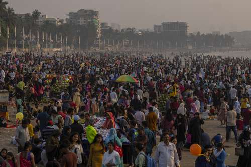 Imagen del fin de semana en la playa de Juhu, en Mumbai, India, país que superará a China como el más poblado del mundo en 2023.