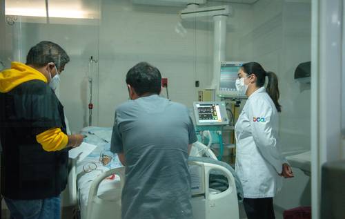 La secretaria de Salud de Durango, Irasema Kondo (derecha), visitó ayer a una paciente con meningitis en el Hospital General 450, en la capital.