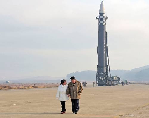 Kim Jong-un camina con su hija luego de inspeccionar un nuevo misil balístico intercontinental Hwasong-17.