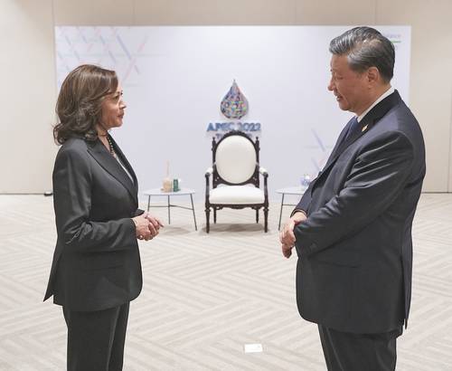  En Bangkok, la vicepresidenta de Estados Unidos, Kamala Harris, conversa con el mandatario chino, Xi Jiping. Foto Twitter de Harris