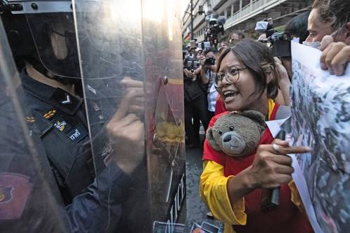  Manifestantes condenan el uso de la fuerza policiaca para dispersar una protesta contra la reunión del Apec. Foto Ap