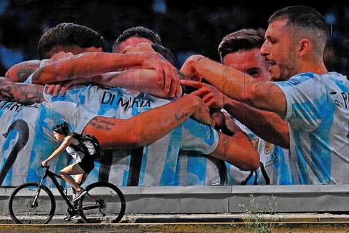 La embajada argentina en Qatar espera la llegada de 50 mil ciudadanos de su país para los partidos de su equipo. En la imagen, anuncio en Buenos Aires que muestra a seleccionados de Argentina.