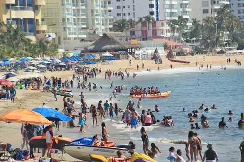 Cientos de turistas abarrotaron ayer el puerto de Acapulco, Guerrero, con motivo del fin de semana largo por el puente del 20 de noviembre; la ocupación hotelera general fue de 61 por ciento. Autoridades estatales informaron que se desplegó un operativo especial de seguridad en las playas, la Autopista del Sol, terminales de autobuses y plazas cívicas.