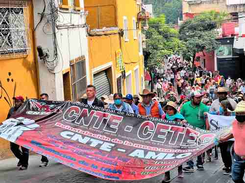 Integrantes de las coordina-doras estatal de Guerrero y Nacional de Trabajadores de la Educación marcharon ayer por la avenida Gutenberg, municipio de Cuernavaca, Morelos.