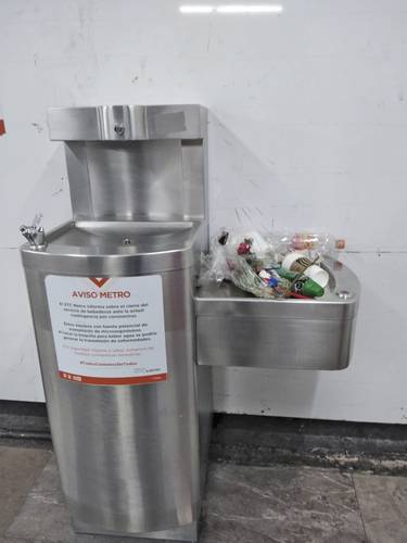 Al ver que no funcionan, los mismos usuarios dejan ahí la basura, como en la estación Tacubaya.