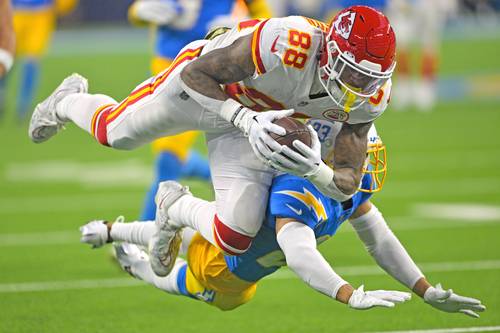 Captura de Jordy Fortson (88), de Kansas City, ante la defensa del esquinero Bryce Callahan, de los Cargadores.