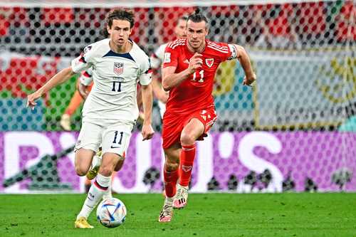 Gareth Bale (de rojo), capitán del selectivo de Gales, fue elegido como el mejor jugador del partido por los organizadores de la Copa, luego de provocar y convertir el empate ante Estados Unidos.