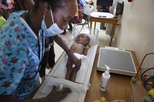 Las ONG dedicadas a la infancia se han mostrado “muy preocupadas” por el incremento del número de personas que pasan hambre en el mundo, que está provocando la muerte de “tantos niños”, y explican que la situación ha empeorado en el último año debido a una combinación de factores como la pandemia del covid, la guerra en Ucrania y la crisis climática. En la imagen, de hace unos días, un bebé que sufre de desnutrición es medido en un hospital de Puerto Príncipe, Haití.