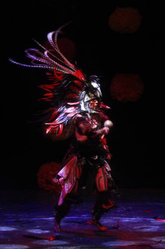 Escena de El camino del colibrí, que se presenta en el Teatro Xola Julio Prieto, en la Ciudad de México.