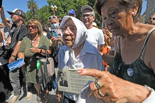 Integrantes de Madres de Plaza de Mayo dirigieron ayer el último adiós a Hebe de Bonafini, quien falleció el pasado día 20 a los 93 años. Las cenizas de la defensora de derechos humanos fueron esparcidas en uno de los jardines en los que hace 45 años comenzó su exigencia de justicia por la desaparición forzada de dos de sus hijos.