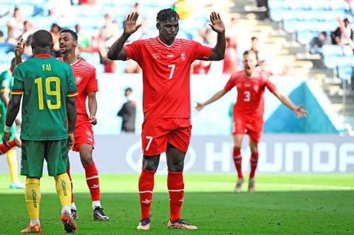 Tras su gol, Breel Embolo levantó los brazos a manera de disculpa con los seguidores cameruneses.