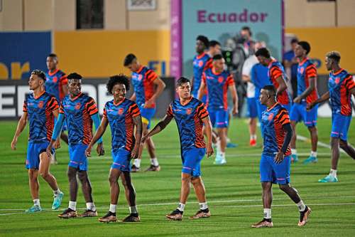 La selección ecuatoriana, en una sesión de entrenamiento en las instalaciones de Mesaimeer SC, en Doha, antes de su encuentro con Holanda.