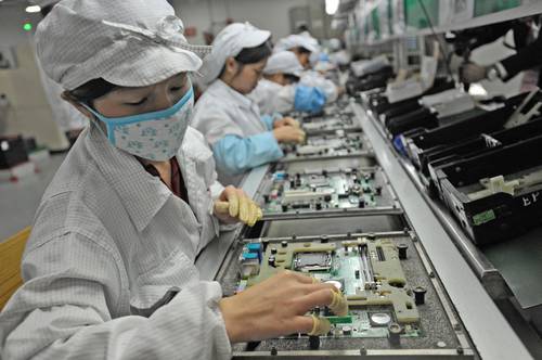 Hay seis categorías de productos tecnológicos en los que México tiene mayor probabilidad de sustituir las importaciones estadunidenses de China. Trabajadores chinos en la fábrica de Foxconn en Shenzhen.
