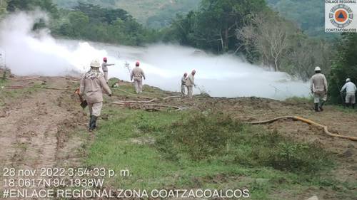 Personal de Petróleos Mexicanos y de protección civil del municipio de Agua Dulce, Veracruz, realizan labores para controlar una fuga de gas etano en un ducto ubicado a un costado de la carretera Costera del Golfo, en el tramo Coatzacoalcos-Villahermosa.