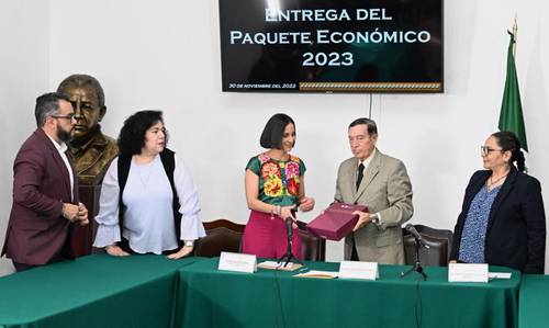 Luz Elena González, titular de la Secretaría de Administración y Finanzas, entregó al Congreso la carpeta.