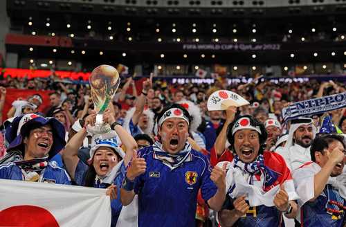 Aficionados japoneses celebran eufóricos el triunfo sobre España, que les dio el liderato del Grupo E. El conjunto asiático se ha convertido en la revelación del Mundial, al derrotar también a Alemania en sus duelos de la fase de grupos.
