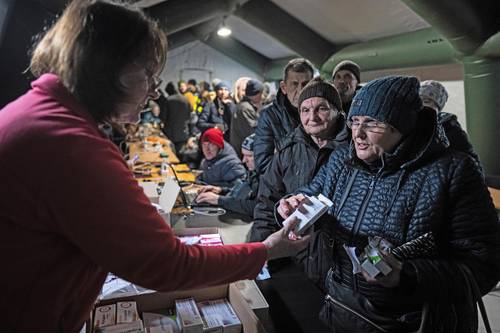 El gobierno ucranio distribuye insumos en uno de los “Puntos de invencibilidad” en la ciudad de Jersón.