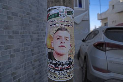 Un cartel con la imagen del palestino Ammar Adili, de 22 años, denuncia su “ejecución” a manos de un policía israelí, en Osreen, al sur de la ciudad cisjordana de Naplusa.