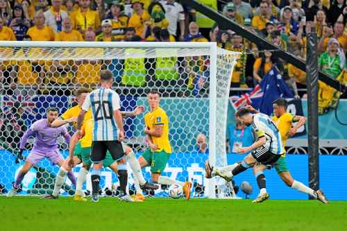 El astro rosarino (derecha) sacó un inesperado remate para anotar el primer gol de los sudamericanos y sumar tres tantos en lo que va del Mundial