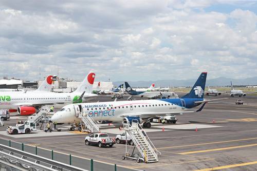 En el territorio nacional operan 52 aerolíneas con 100 destinos alrededor del mundo y hasta septiembre de este año habían realizado en promedio 111 mil 316 operaciones internacionales. En imagen de agosto pasado, el Aeropuerto Internacional de la Ciudad de México.