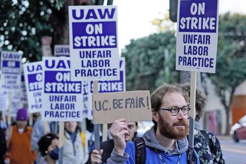 Protesta frente a las oficinas médicas de la Universidad de California, hace unos días en San Francisco. La huelga universitaria más grande en la historia de EU involucra a 48 mil trabajadores.