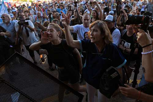 Simpatizantes de la vicepresidenta argentina, Cristina Fernández de Kirchner, repudiaron ayer el fallo contra la ex mandataria afuera del tribunal ubicado en la calle de Comodoro PY, en Buenos Aires.