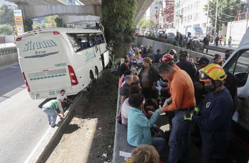Un autobús turístico proveniente del estado de México, en el que viajaban 55 personas, la mayoría jubilados del IMSS, se dirigía a los embarcaderos de Xochimilco a exceso de velocidad, lo que provocó que chocara contra una columna en Anillo Periférico Sur, en el perímetro de la alcaldía Álvaro Obregón, con saldo de un deceso y 17 lesionados.