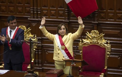 Dina Boluarte rinde protesta en sustitución de Pedro Castillo. En su mensaje anunció “un gabinete de todas las sangres”.