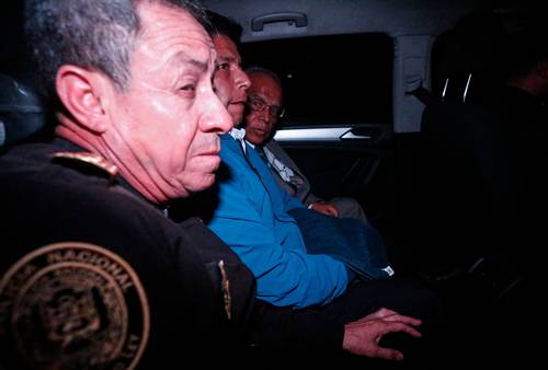  El ex presidente Pedro Castillo es trasladado en un vehículo de la policía tras salir de la Prefectura de Lima, donde estuvo detenido tras ser acusado por rebelión al intentar disolver el Congreso. Foto Afp