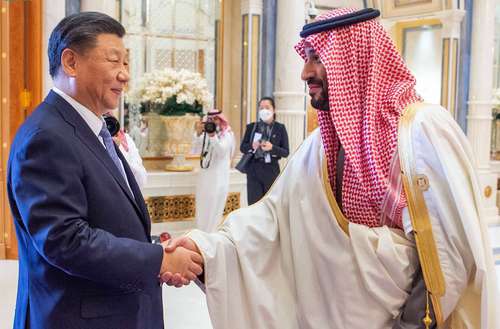 El presidente de China, Xi Jinping, saluda al príncipe heredero saudí Mohammed bin Salman en Riad, capital de Arabia Saudita, el viernes pasado.