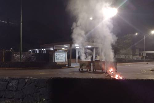 Un grupo de personas causó destrozos y prendió fuego dentro y fuera de las instalaciones universitarias.
