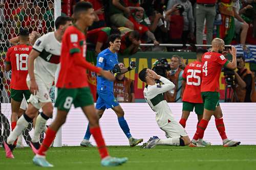  Tras el silbatazo final, Cristiano Ronaldo cayó de rodillas sobre el césped, tapándose el rostro al saber que era el fin de su recorrido mundialista. Foto Ap